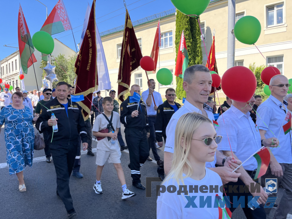 Гродненские химики во время празднования Дня Независимости Республики Беларусь_2025_шествие_1.jpeg